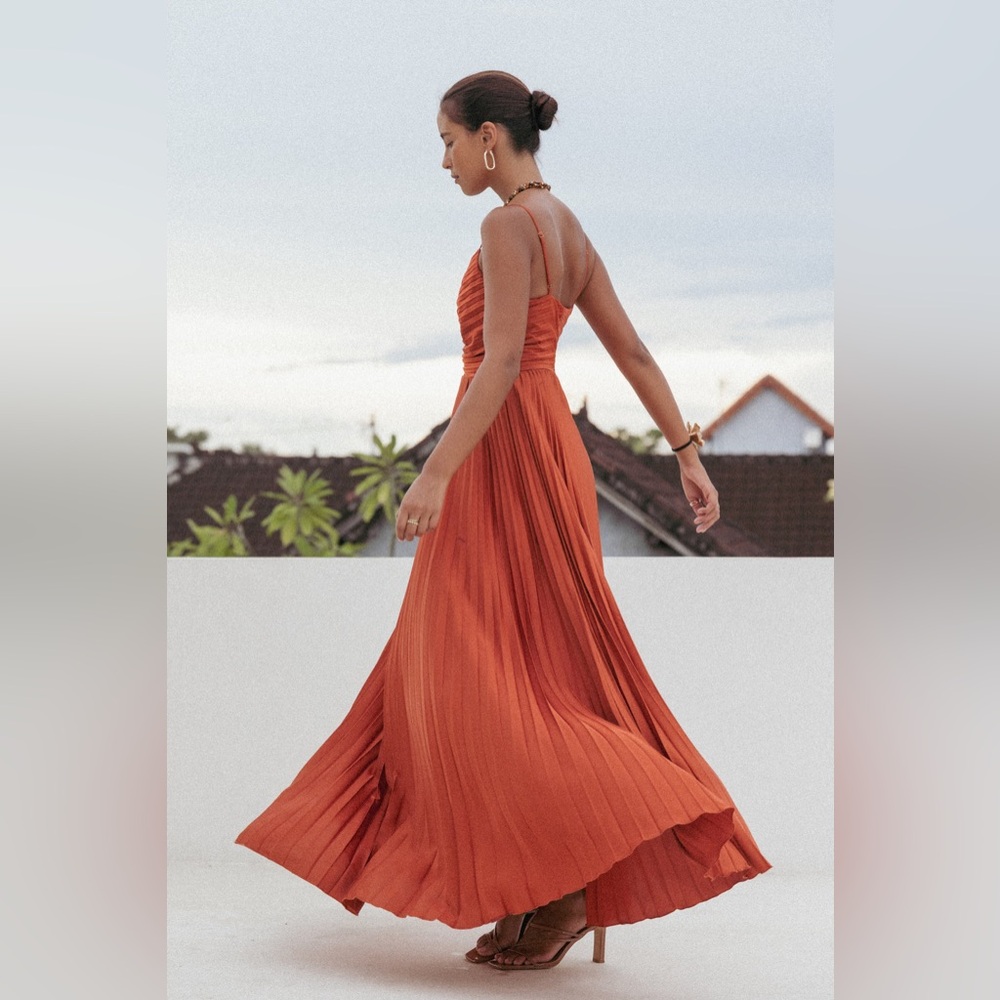 PETAL & PUP NAIRA PLEATED MAXI DRESS - SUNSET ORANGE B2931 - Picture 2 of 6